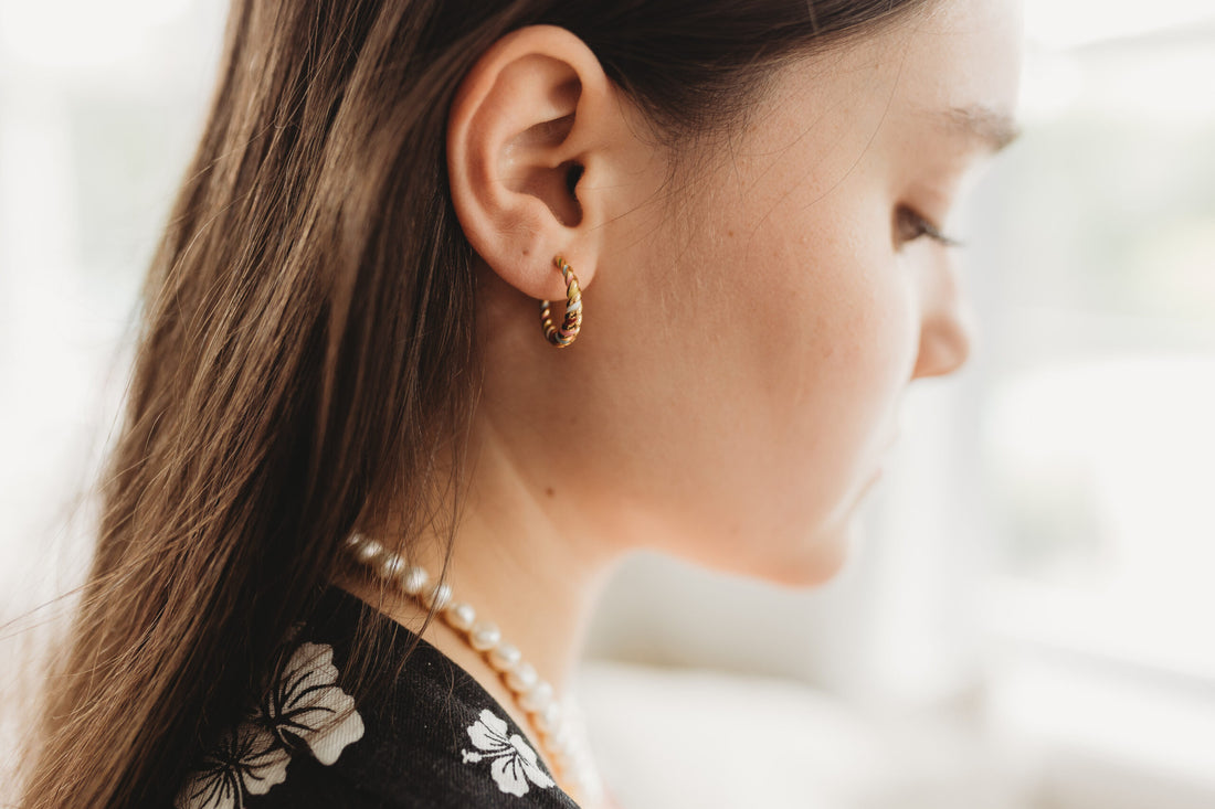 Boucles d'oreilles or torsadées colorées