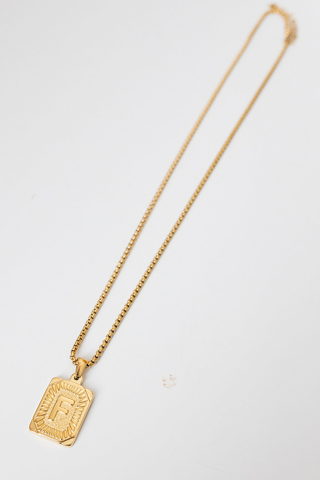 Collier médaillon " F "